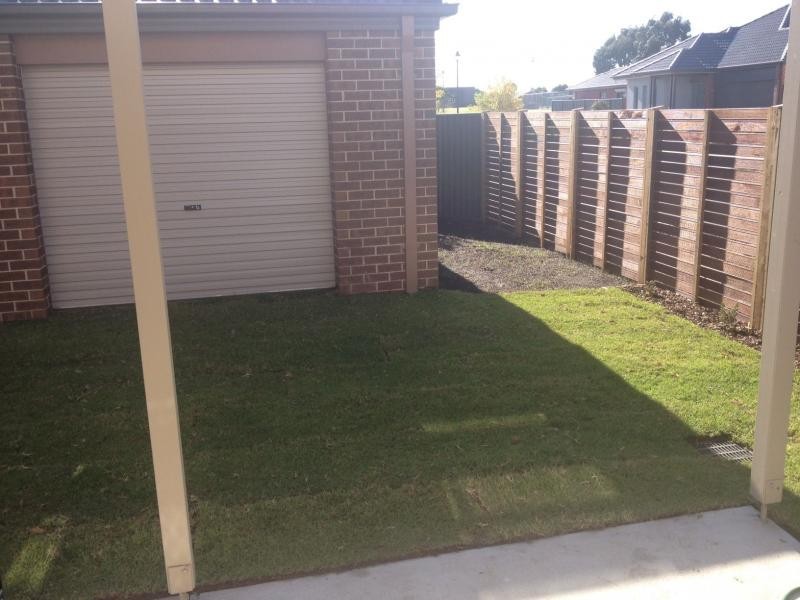 28 Stonebridge Lane, Pakenham VIC 3810