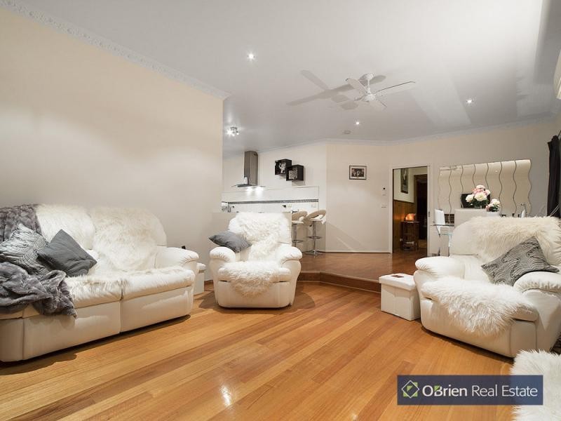 4 Walter Way, Cranbourne South VIC 3977