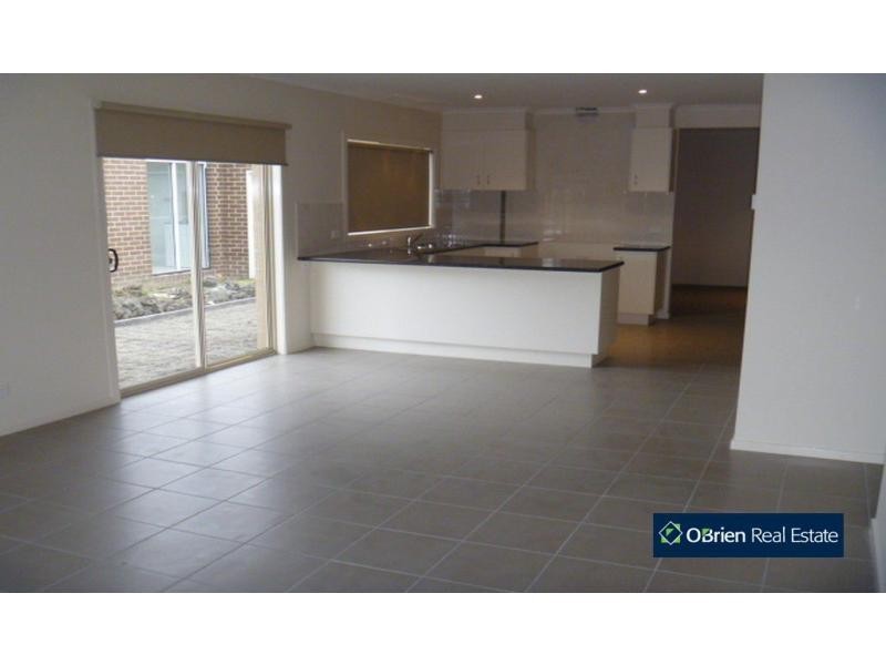 17 Longbow Terrace, Cranbourne North VIC 3977