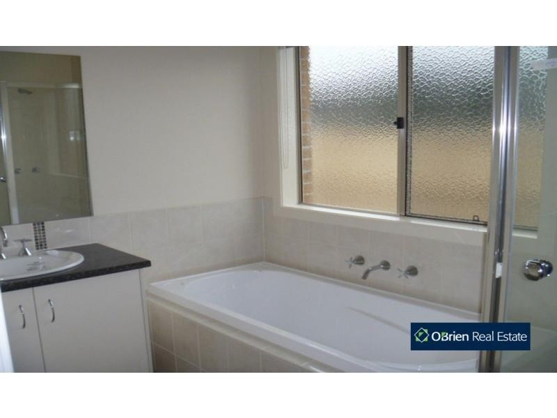 17 Longbow Terrace, Cranbourne North VIC 3977