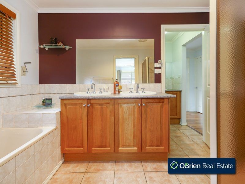 2/122 Fountain Drive, Narre Warren VIC 3805