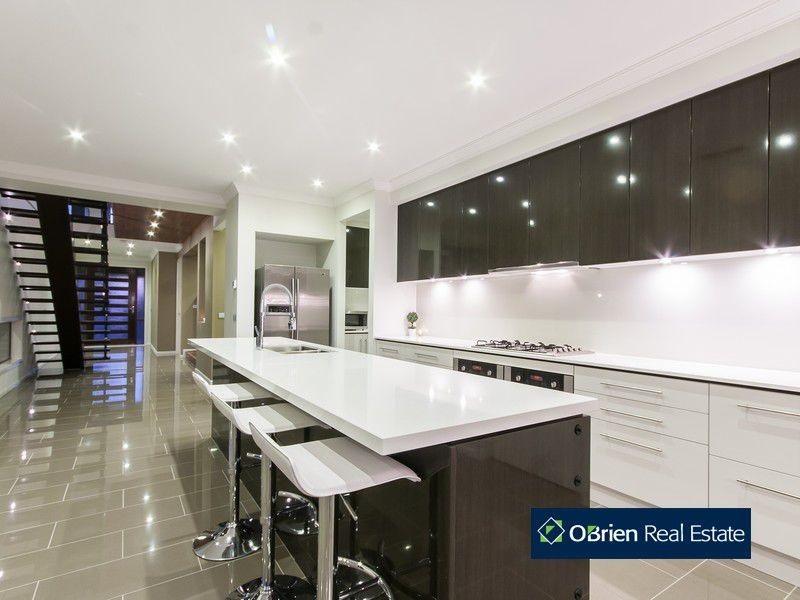 8 Maplewood Court, Cranbourne North VIC 3977