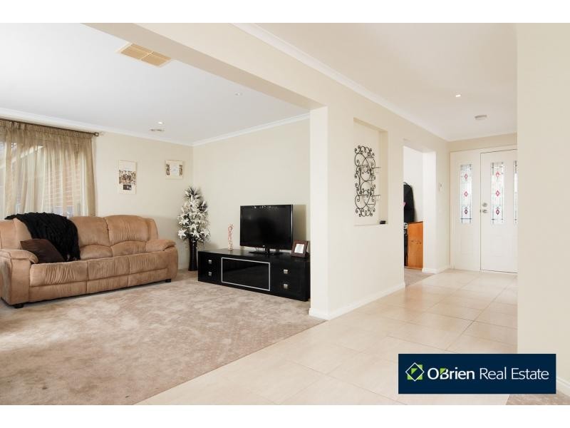 10 Waterbury Street, Cranbourne VIC 3977