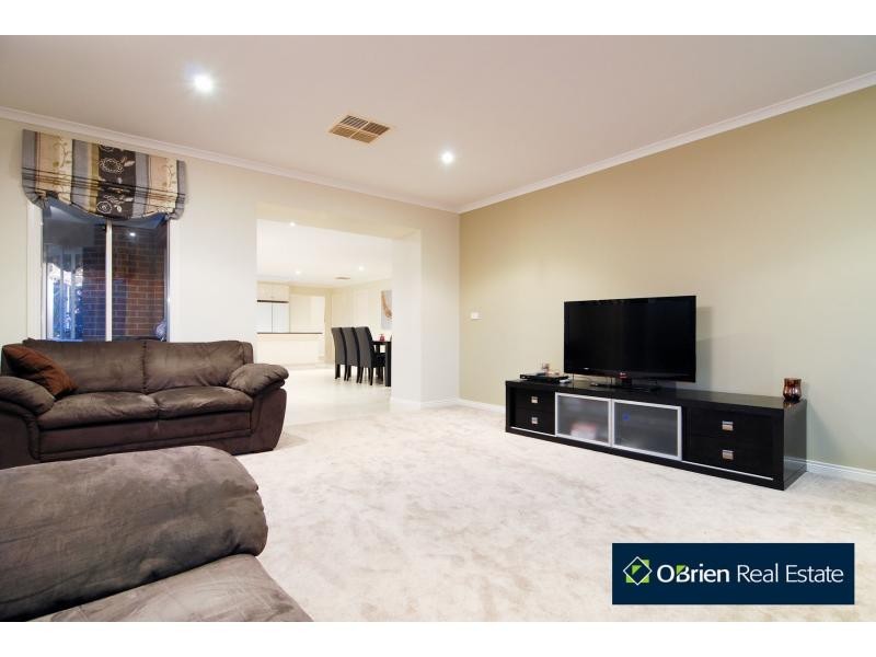 10 Waterbury Street, Cranbourne VIC 3977
