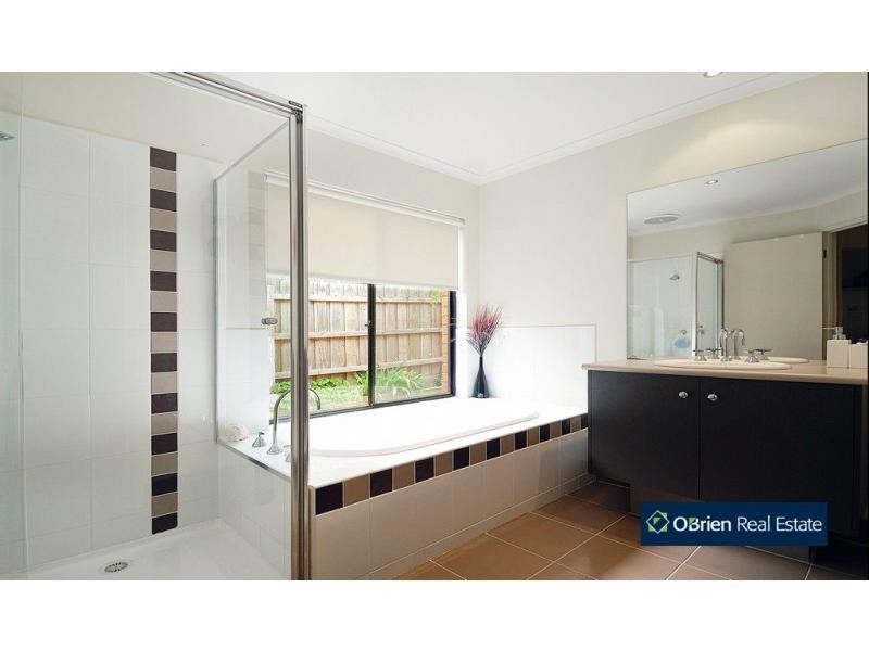 4 Clocktower Court, Berwick VIC 3806