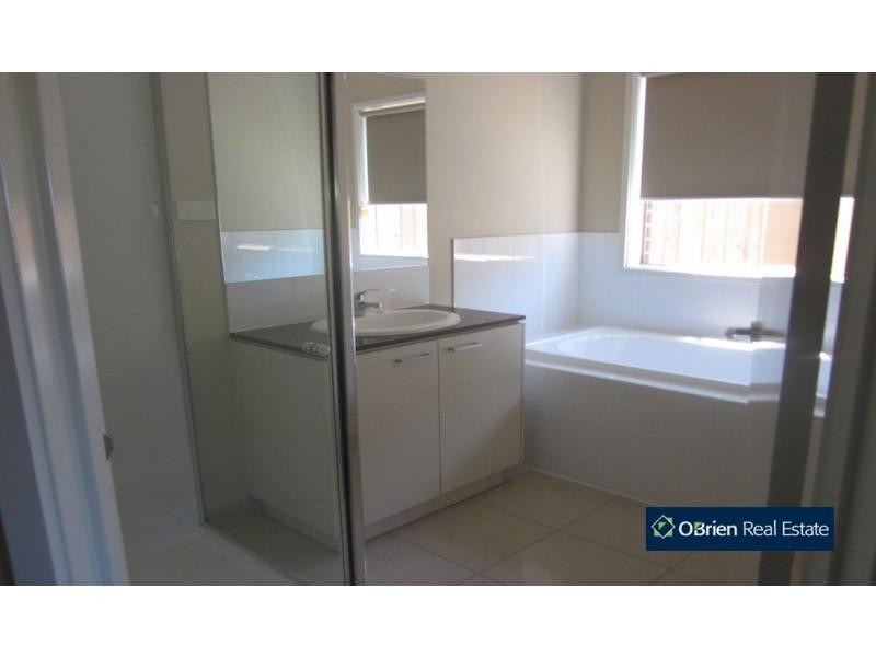 1 Blackledge Drive, Cranbourne East VIC 3977