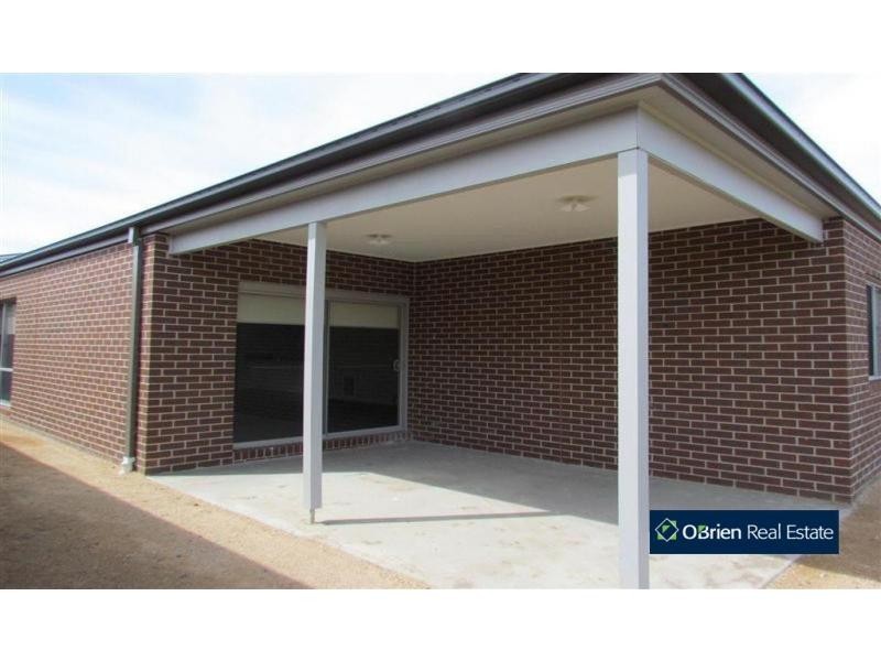 1 Blackledge Drive, Cranbourne East VIC 3977