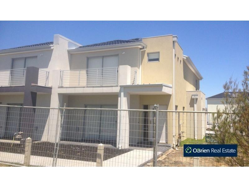 9/11 Howqua Place, Pakenham VIC 3810