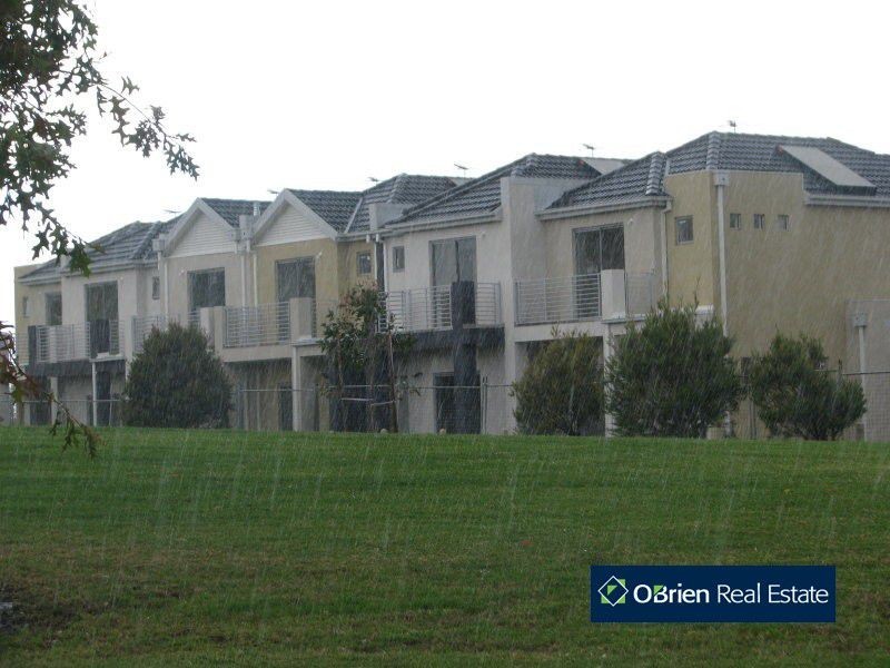 9/11 Howqua Place, Pakenham VIC 3810