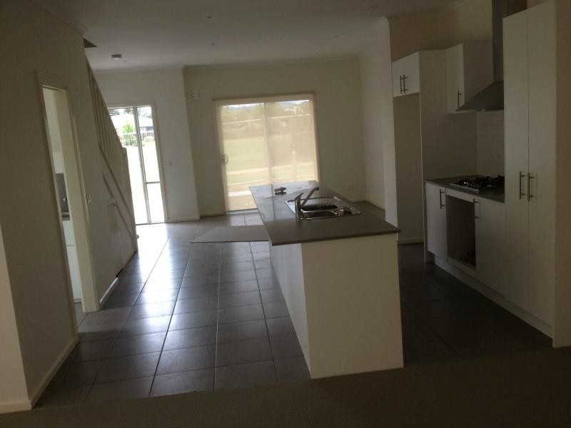 9/11 Howqua Place, Pakenham VIC 3810