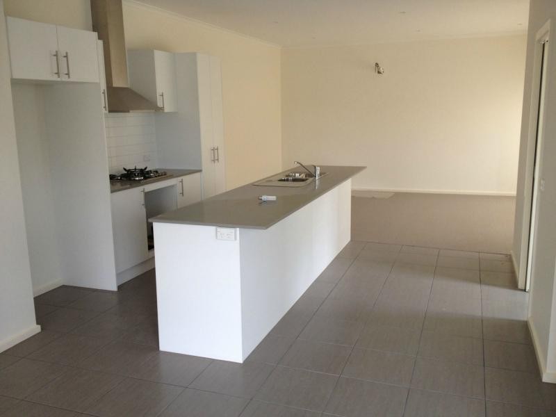 9/11 Howqua Place, Pakenham VIC 3810