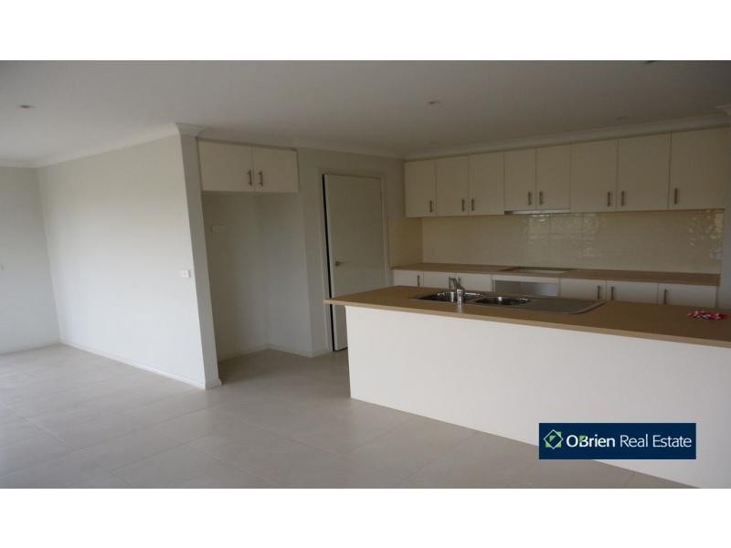 8 Heathfield Lane, Officer VIC 3809