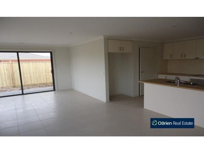 8 Heathfield Lane, Officer VIC 3809