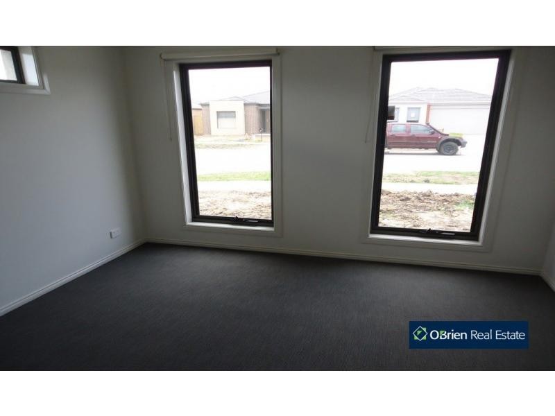 8 Heathfield Lane, Officer VIC 3809