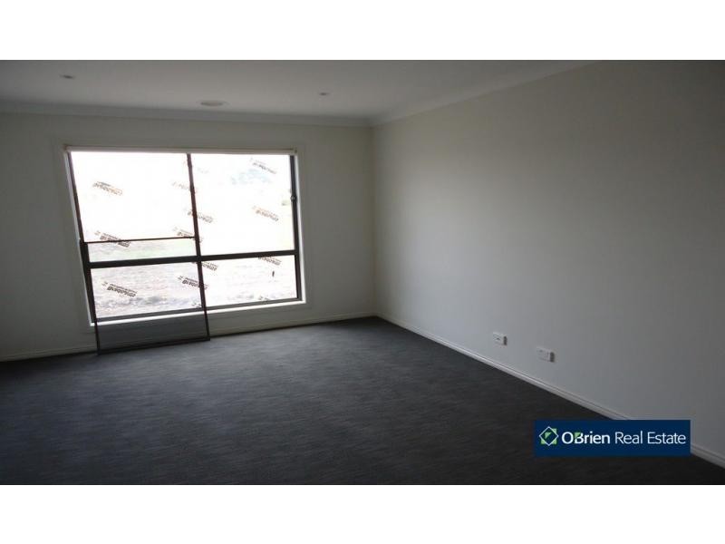 8 Heathfield Lane, Officer VIC 3809