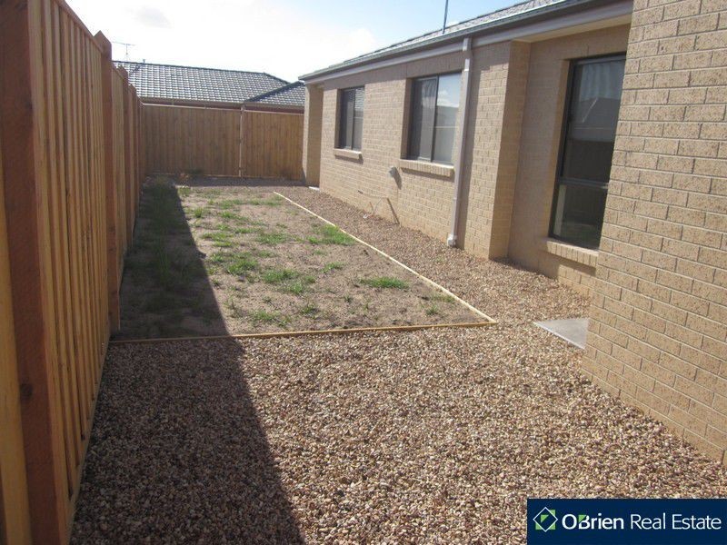 8 Heathfield Lane, Officer VIC 3809