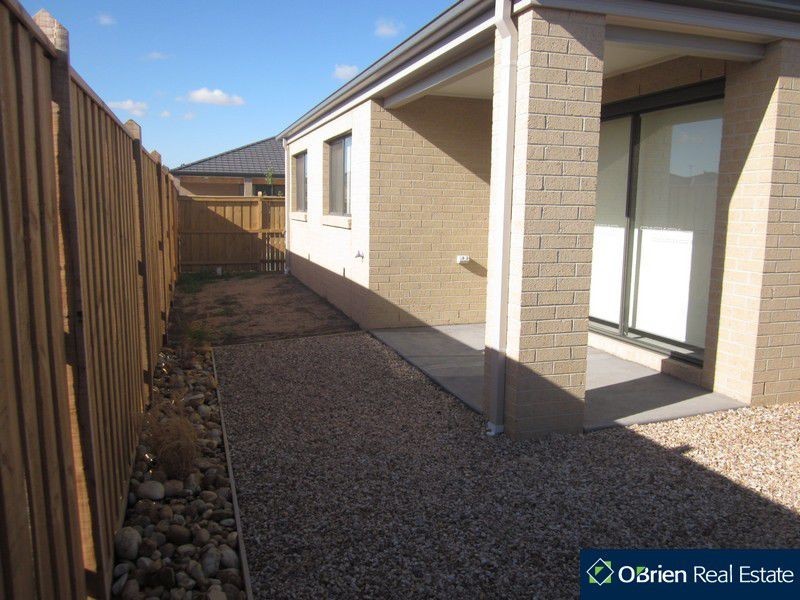 8 Heathfield Lane, Officer VIC 3809