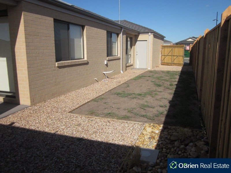 8 Heathfield Lane, Officer VIC 3809