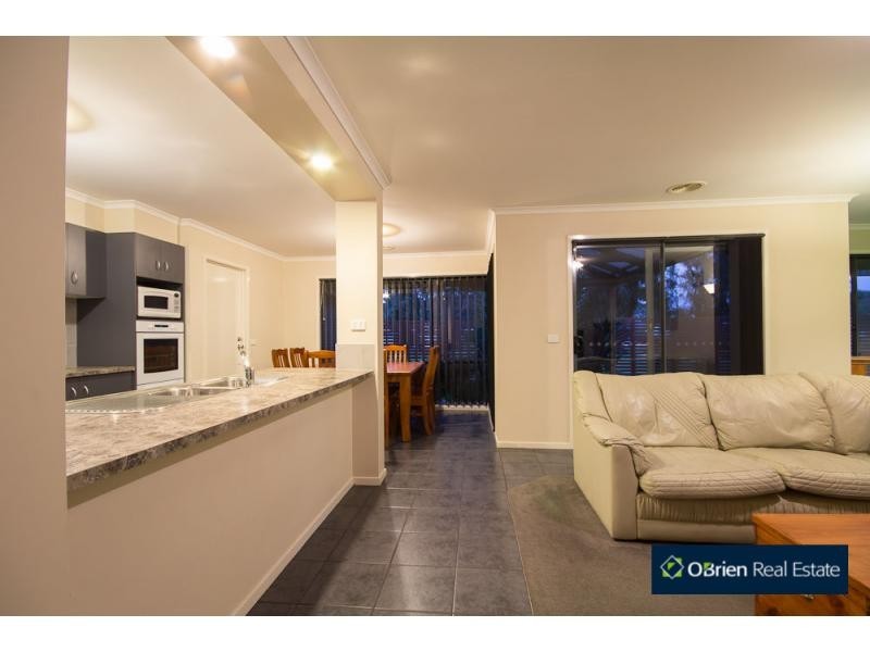 16 Gracehill Mews, Cranbourne VIC 3977