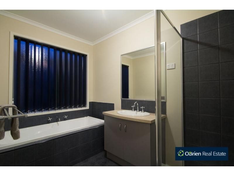 16 Gracehill Mews, Cranbourne VIC 3977