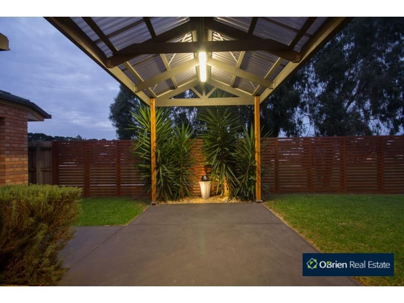 16 Gracehill Mews, Cranbourne VIC 3977