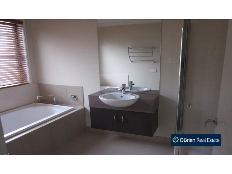 6 Tournament Close, Cranbourne North VIC 3977