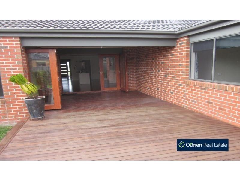 6 Tournament Close, Cranbourne North VIC 3977