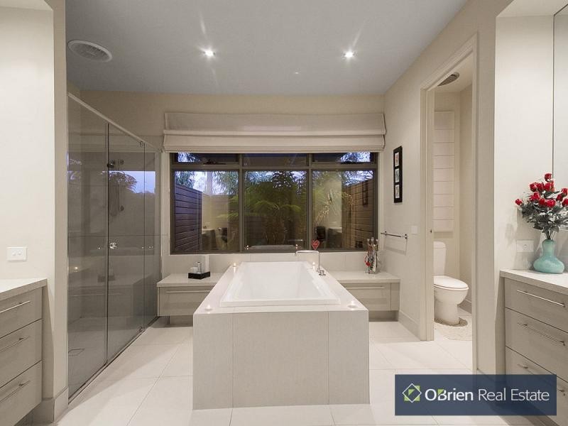 10-12 Lakes Boulevard, Pearcedale VIC 3912