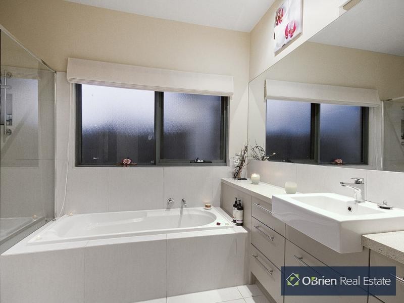 10-12 Lakes Boulevard, Pearcedale VIC 3912