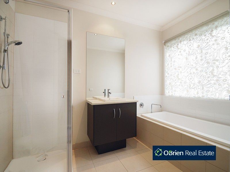 13 Flash Dan Drive, Cranbourne East VIC 3977