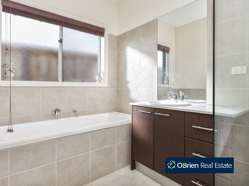 35 Bernly Boulevard, Berwick VIC 3806