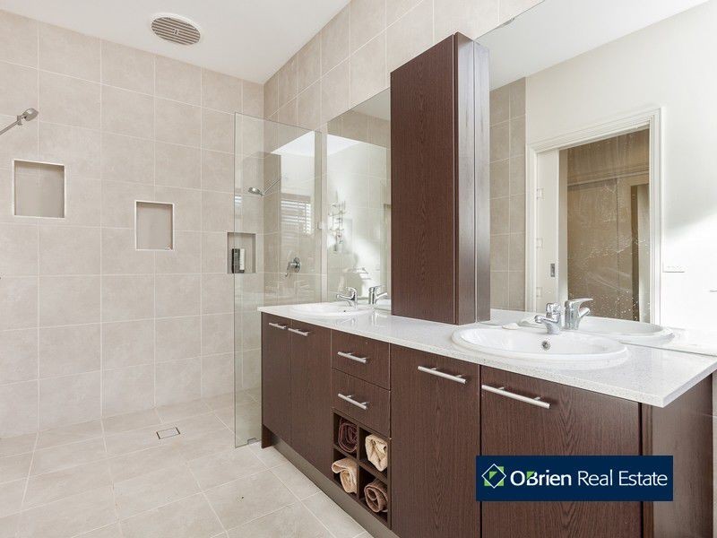 35 Bernly Boulevard, Berwick VIC 3806