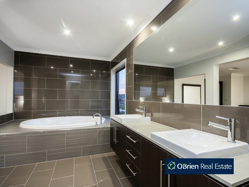 8 Maplewood Court, Cranbourne North VIC 3977