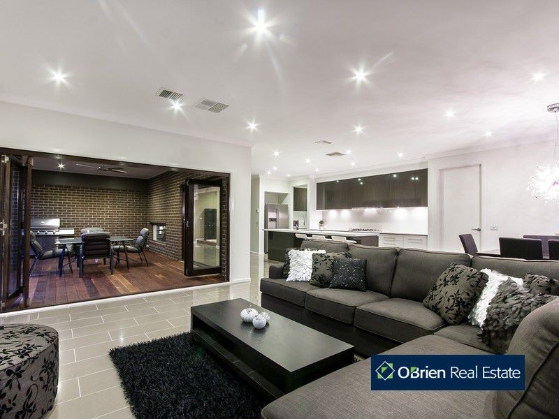 8 Maplewood Court, Cranbourne North VIC 3977