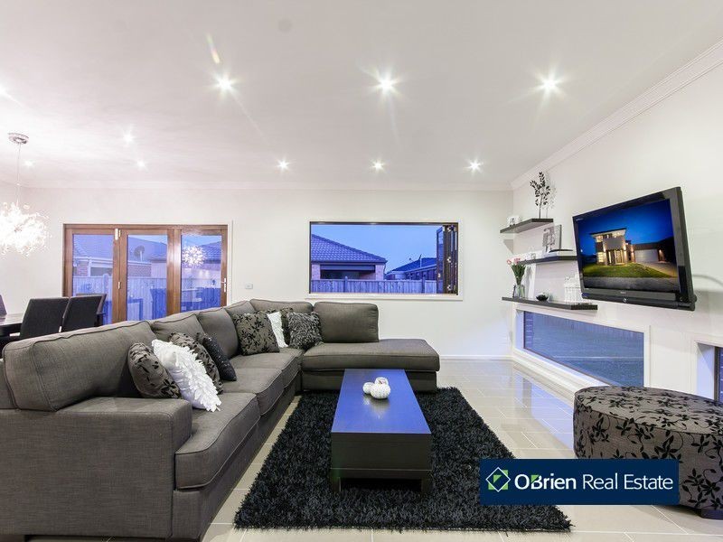 8 Maplewood Court, Cranbourne North VIC 3977