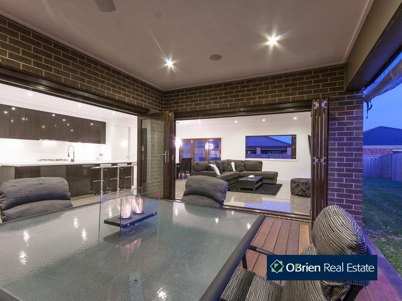 8 Maplewood Court, Cranbourne North VIC 3977