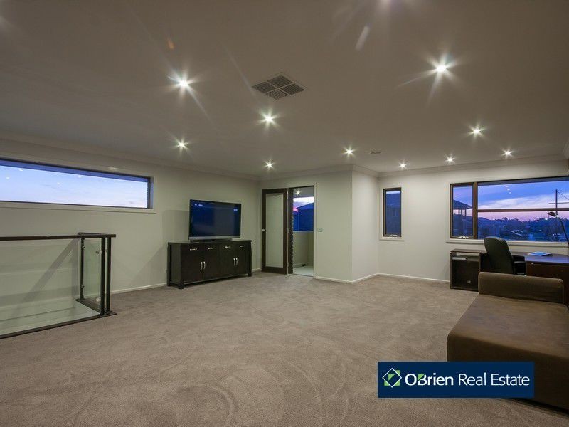 8 Maplewood Court, Cranbourne North VIC 3977