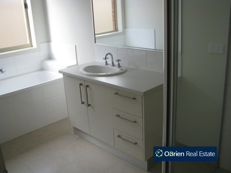 12 Ashford Drive, Pakenham VIC 3810