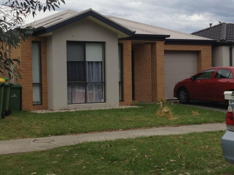 8 Walnut Way, Pakenham VIC 3810