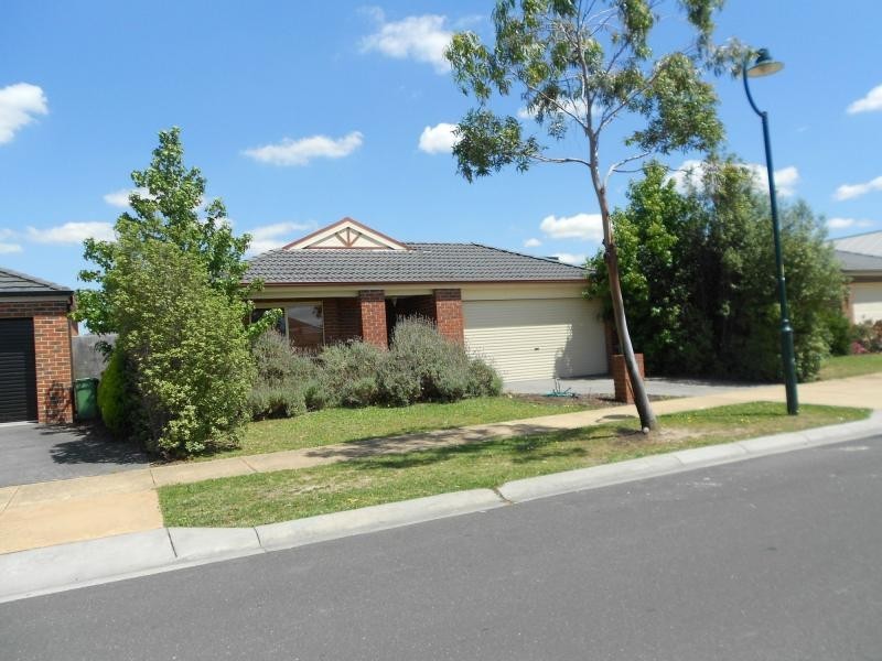 8 Barwon Drive, Pakenham VIC 3810