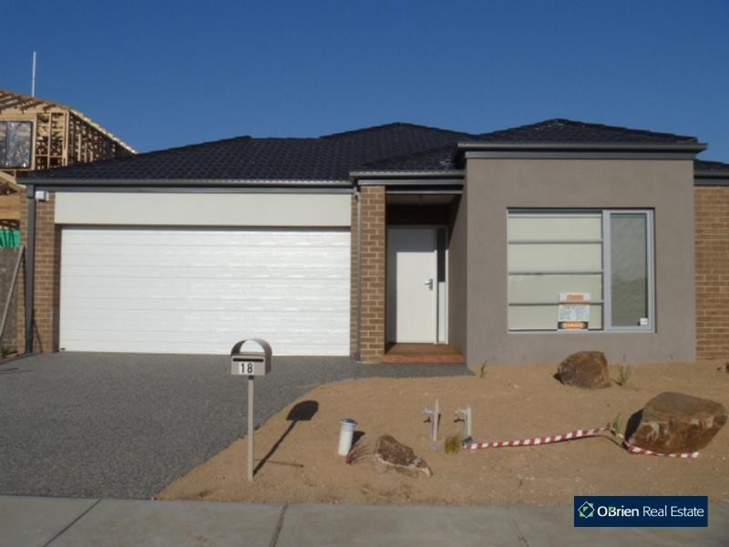 18 Mullein Bend, Cranbourne North VIC 3977