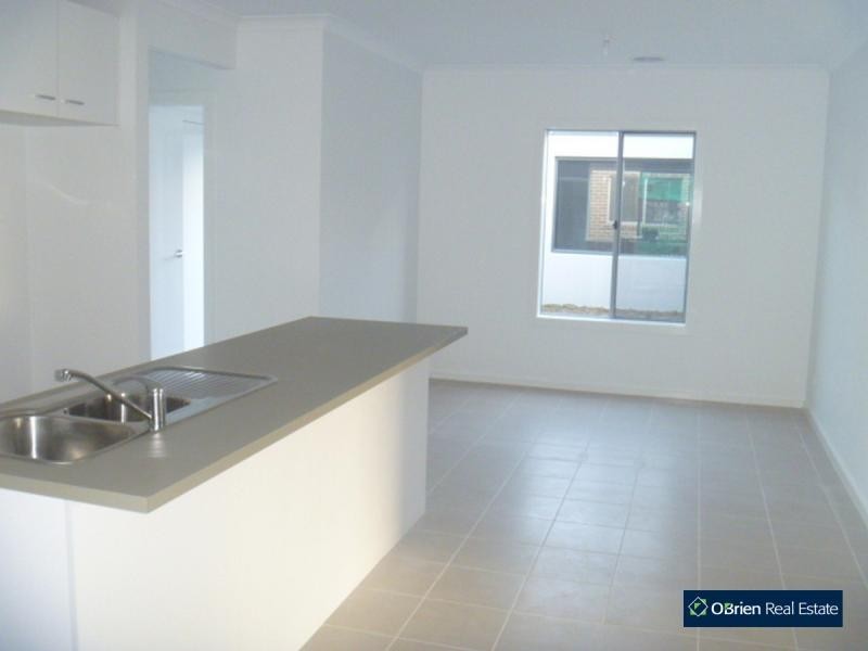 18 Mullein Bend, Cranbourne North VIC 3977