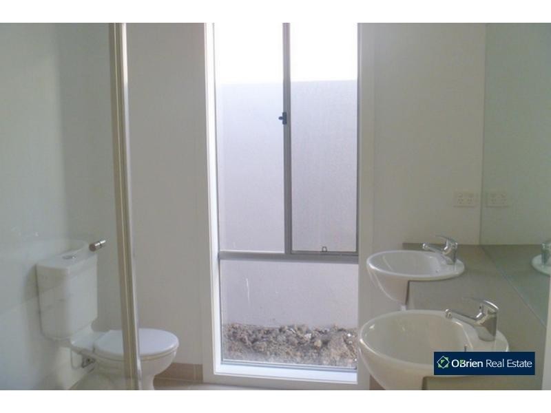 18 Mullein Bend, Cranbourne North VIC 3977