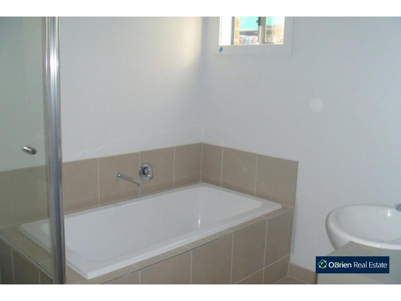 18 Mullein Bend, Cranbourne North VIC 3977