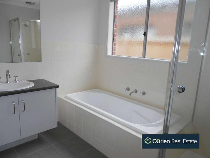 9 Wesson Way, Cranbourne East VIC 3977