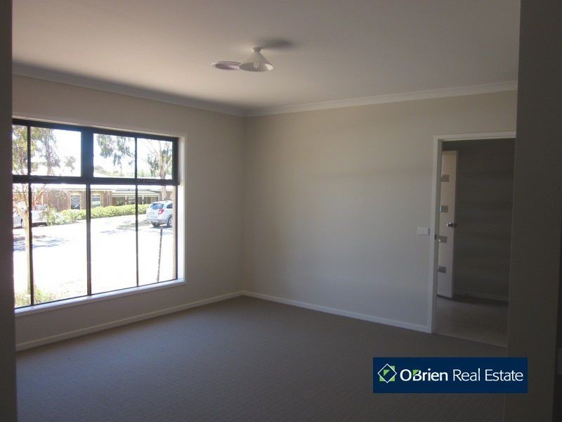14 Riviera Drive, Berwick VIC 3806