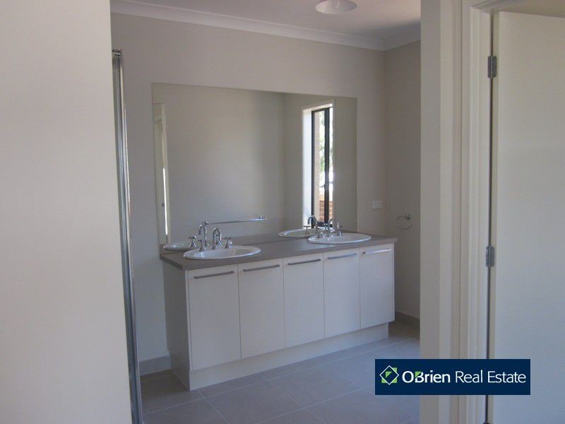 14 Riviera Drive, Berwick VIC 3806