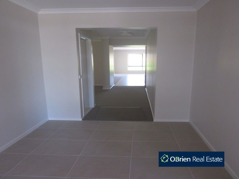 14 Riviera Drive, Berwick VIC 3806