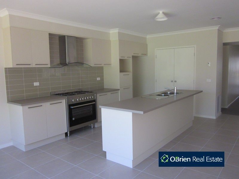 14 Riviera Drive, Berwick VIC 3806