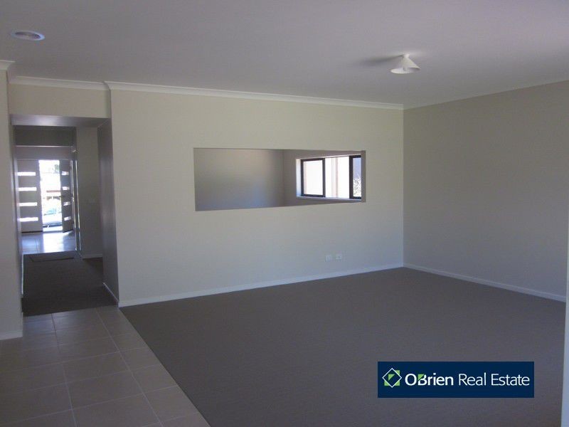 14 Riviera Drive, Berwick VIC 3806